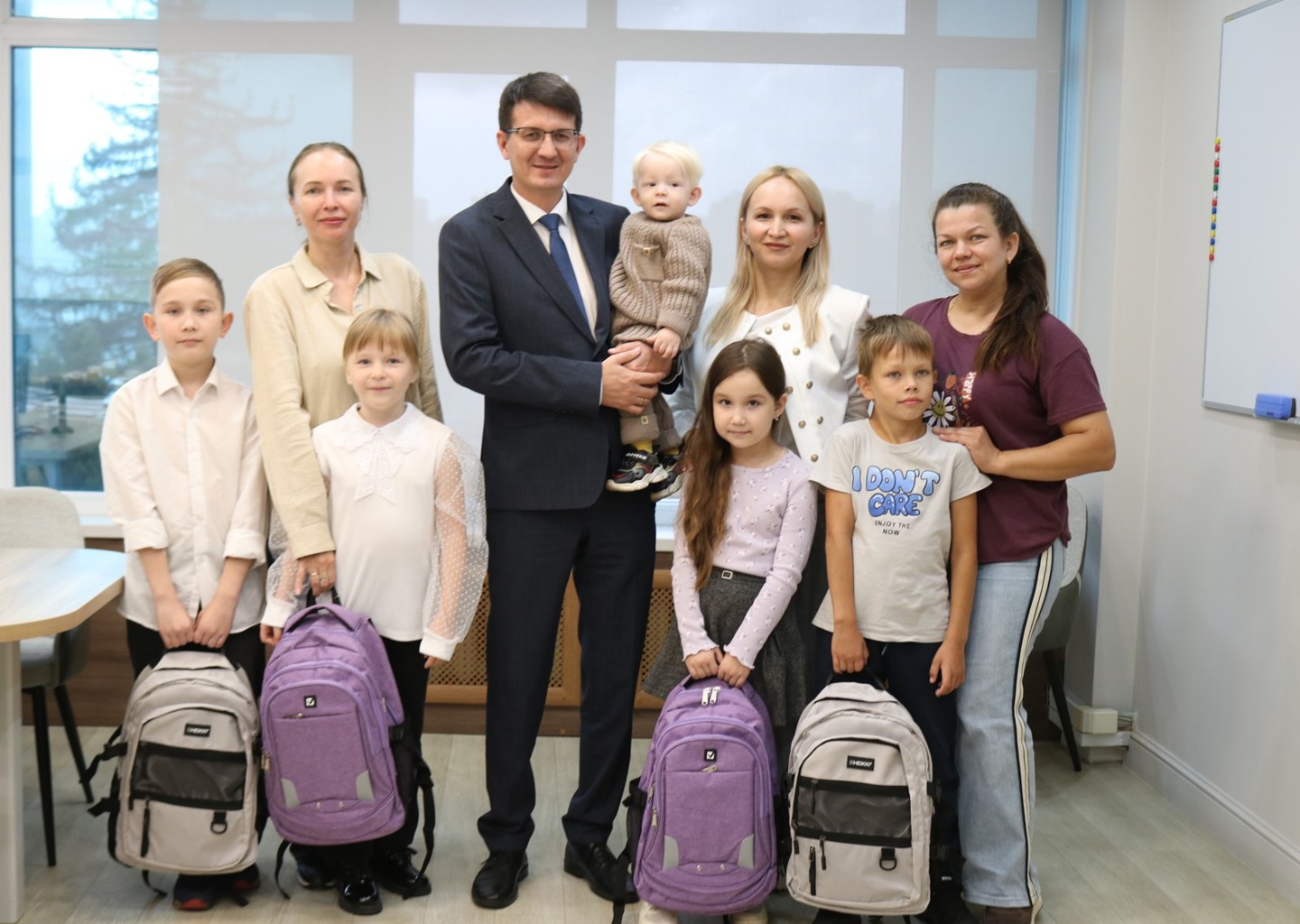 Детям участников СВО подарили школьные наборы
