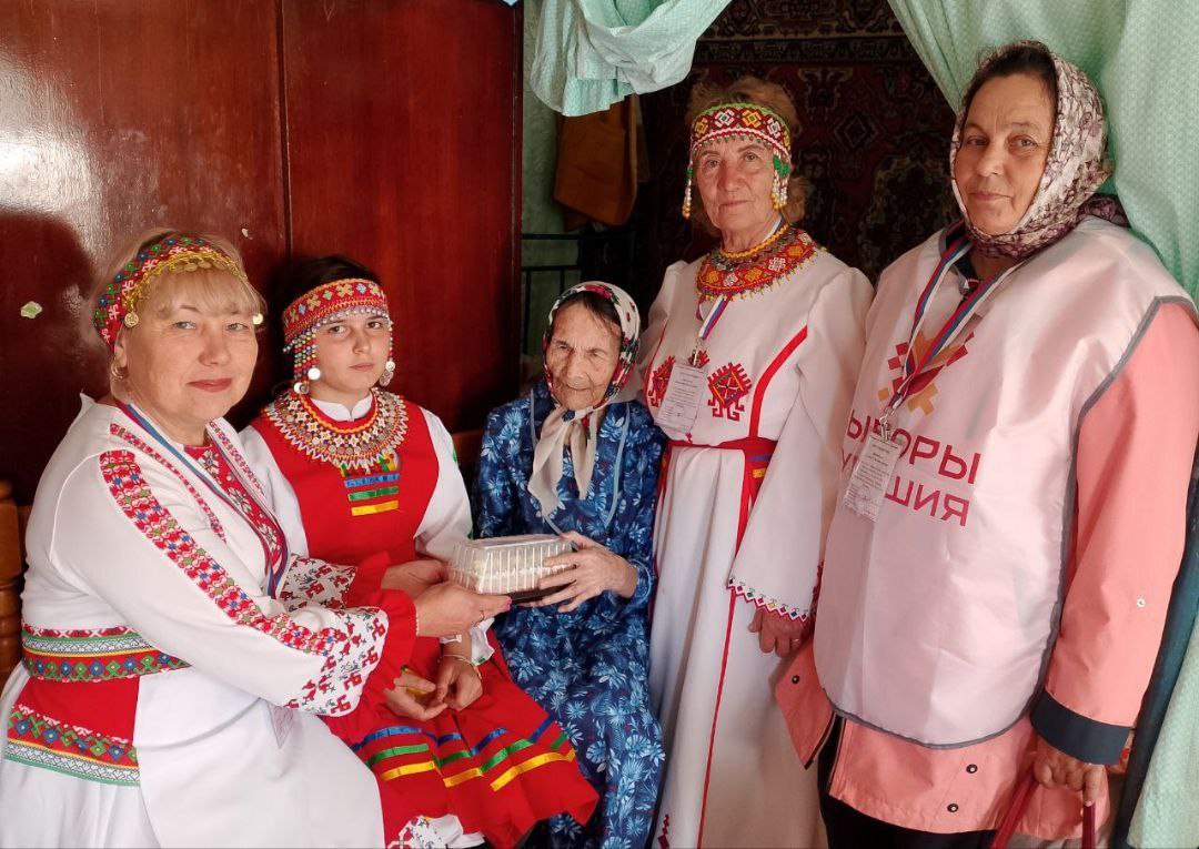 103-летняя избирательница отдала свой голос