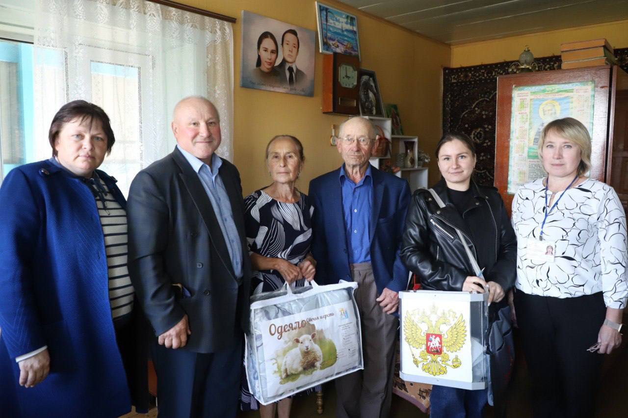 Выбор с любовью: Николай и Елена Голубевы проголосовали в день золотой свадьбы