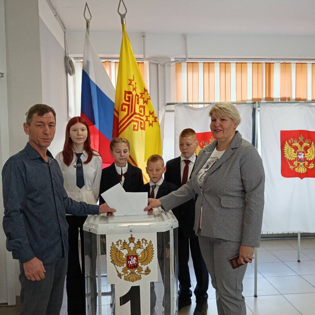 Семейная традиция: семья Егоровых проголосовала на выборах Главы Чувашии