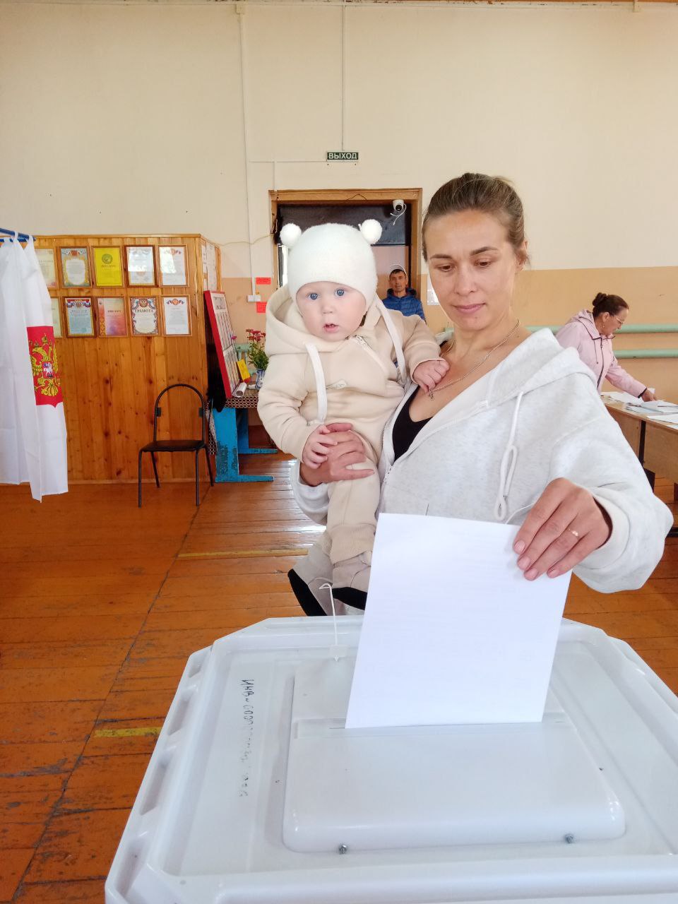 Мамы приводят своих малышей на избирательные участки