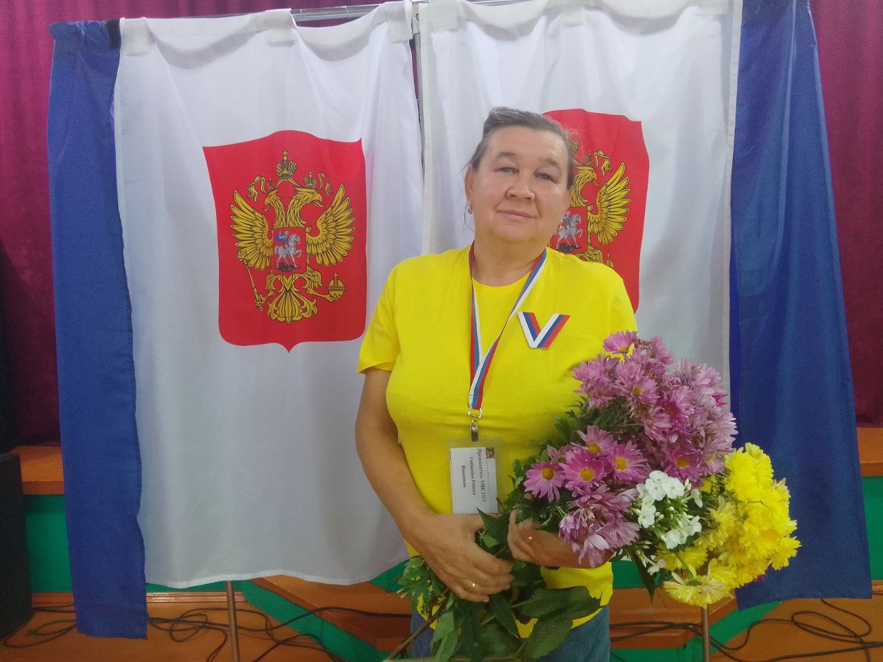 Вручают цветы на избирательном участке