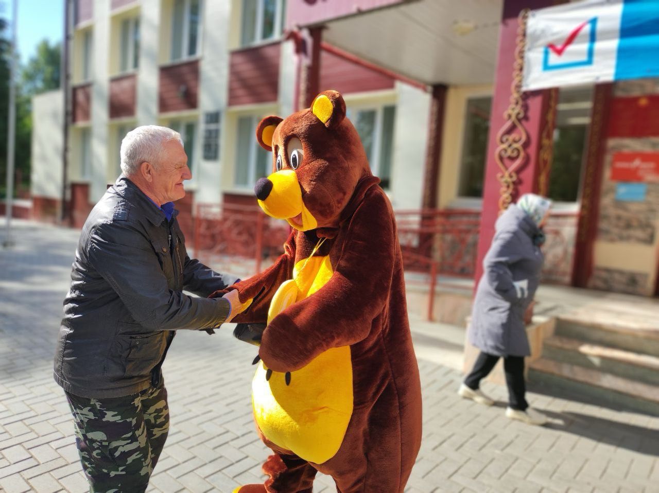 В Шемурше избирателей встречает косолапый Мишка
