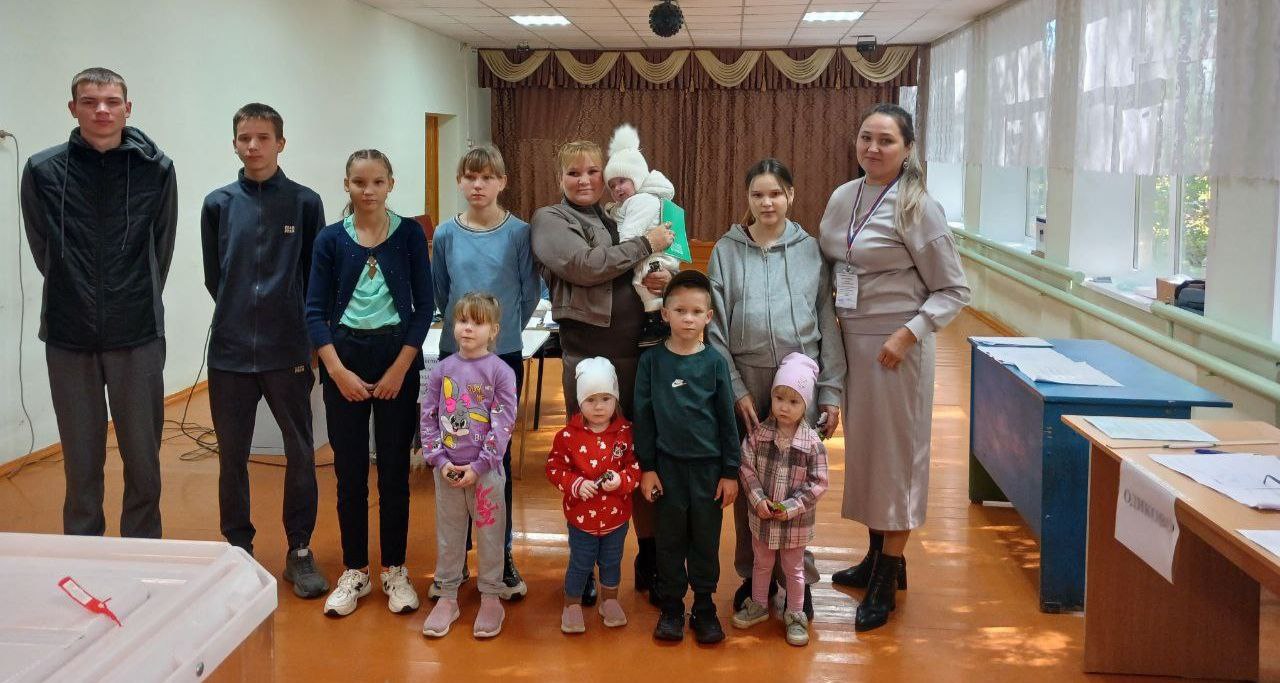 В Вурнарском округе проголосовала семья с 9 детьми