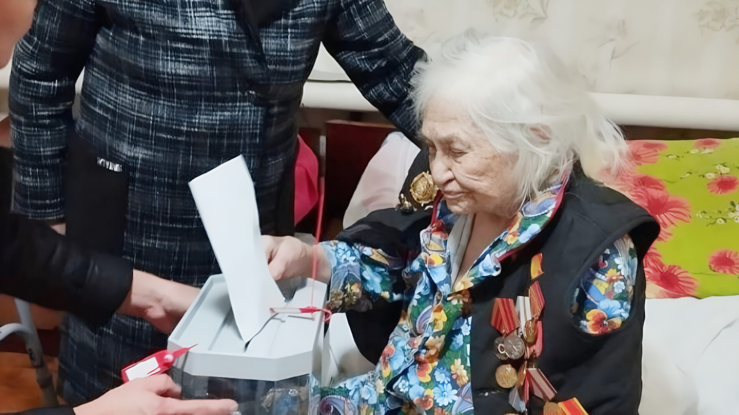 102-летняя Клавдия Ижетникова из Красночетайского округа проголосовала дома