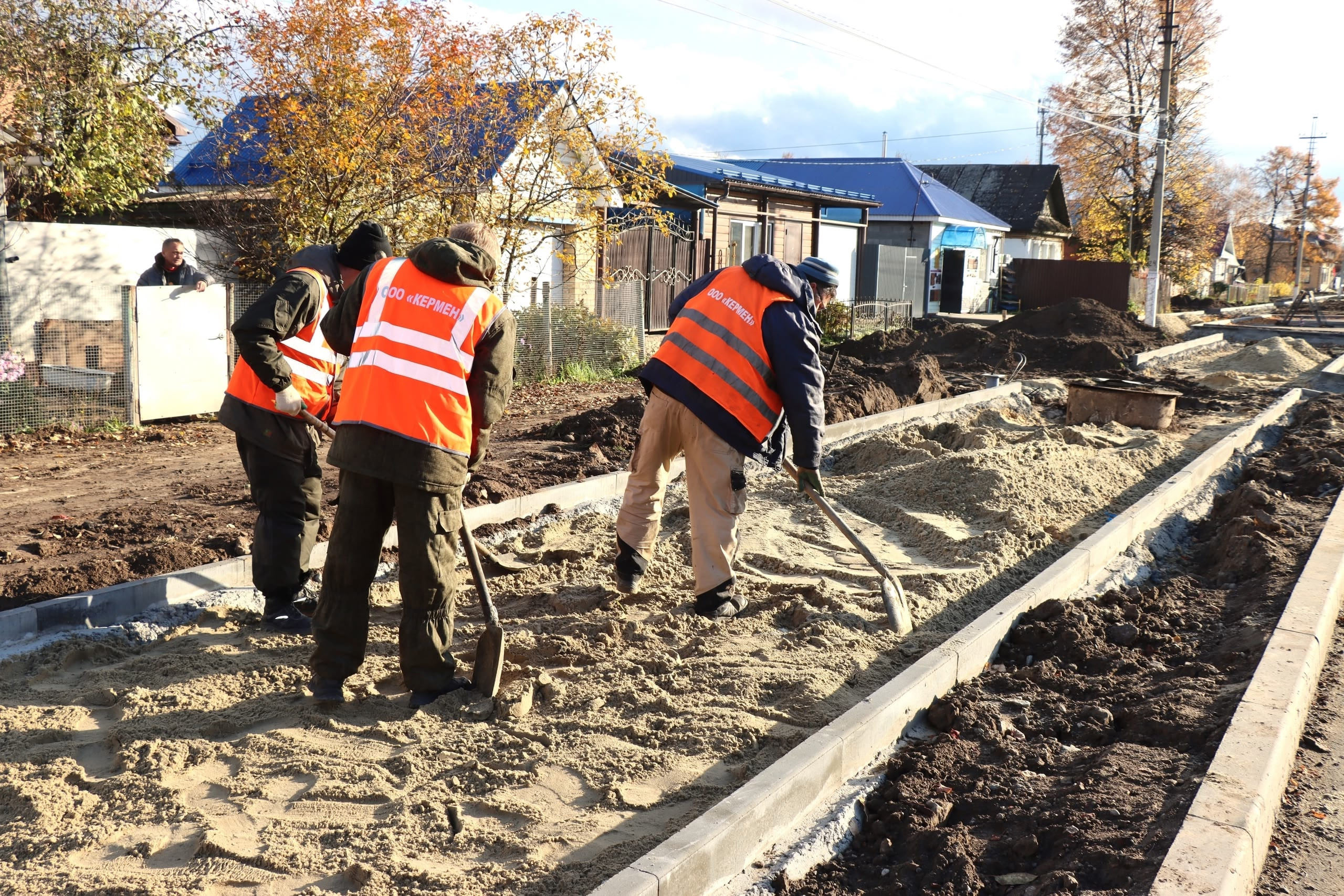 Работы по благоустройству улиц Садовая и Некрасова в Ядрине продолжаются