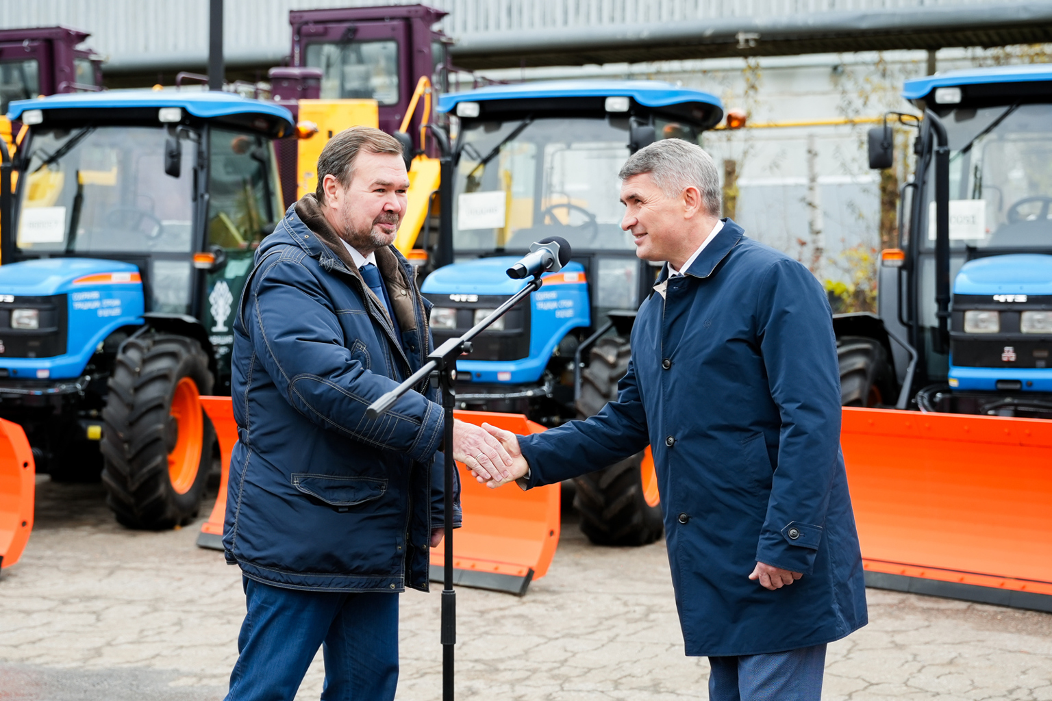 Олег Николаев передал муниципалитетам технику, произведенную в Чувашии