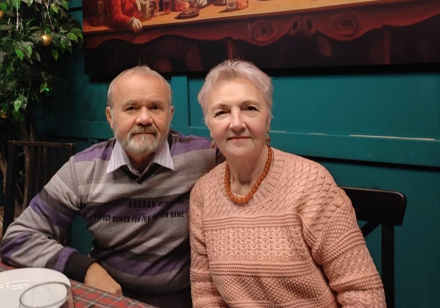 Бабушка рядышком с дедушкой