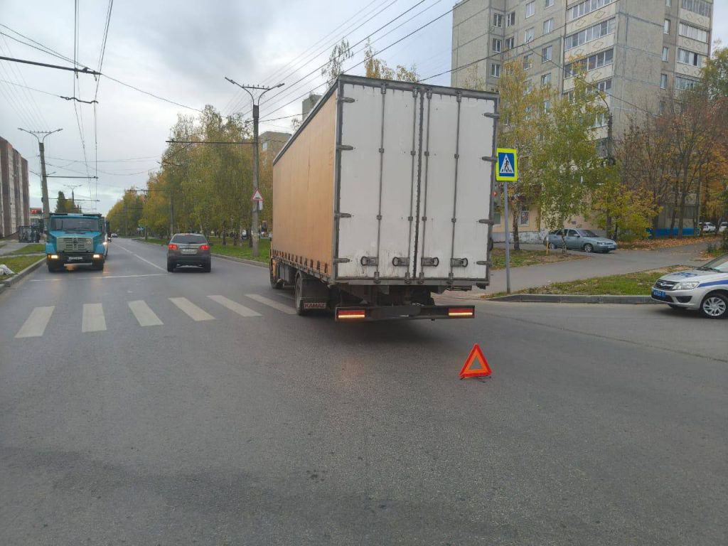 КамАЗ сбил школьницу на пешеходном переходе в Чебоксарах