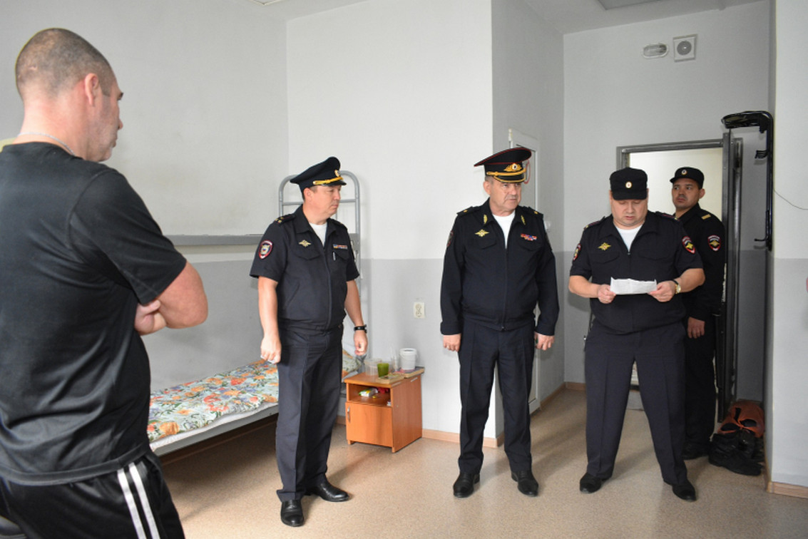 С нелегалами разговор короткий