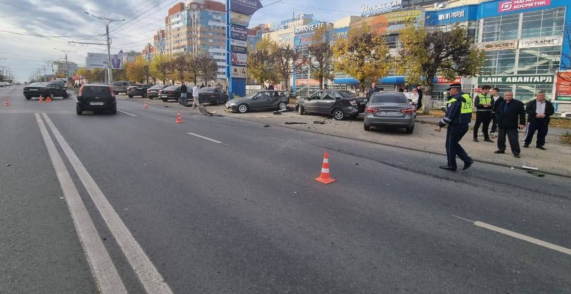 Массовое ДТП в Чебоксарах: в аварии пострадали семь автомобилей