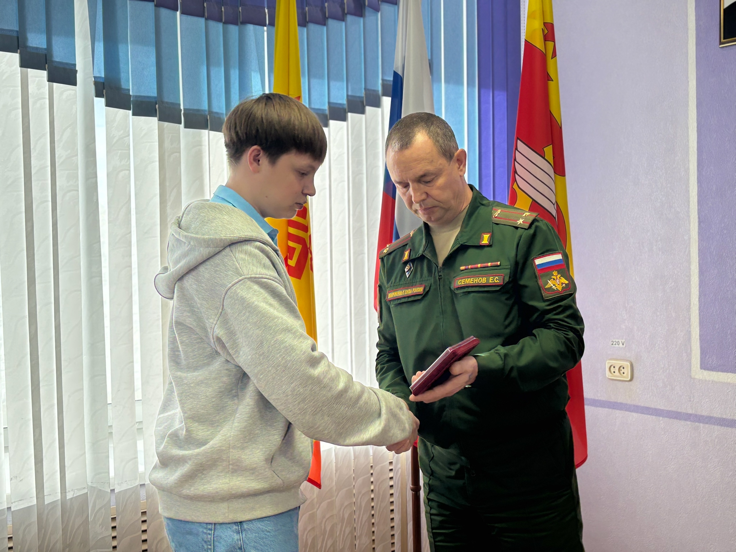 В Канашском округе вручили медали Жукова и ордены Мужества