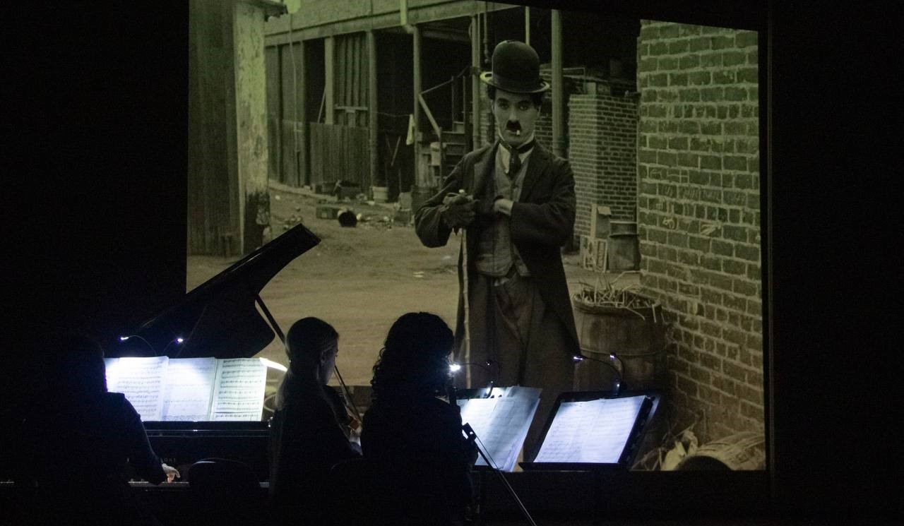 Путешествие во времени: премьерный показ «Малыша» Чарли Чаплина с живой музыкой