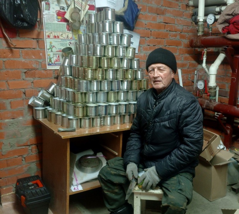 «Серебряный» волонтер готовит окопные свечи для солдат