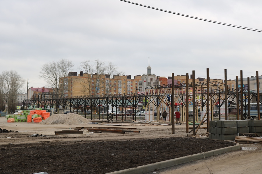 В Ядрине и Цивильске продолжают благоустраивать общественные пространства