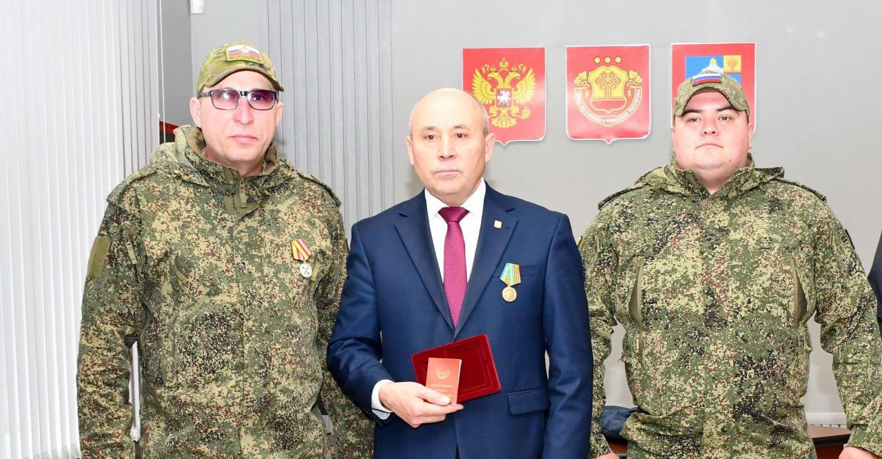 Медалью «За содействие СВО» наградили главу Батыревского округа