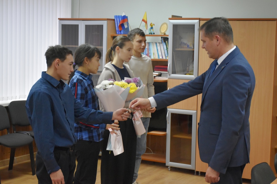 В Козловском округе дети-сироты получили жилье