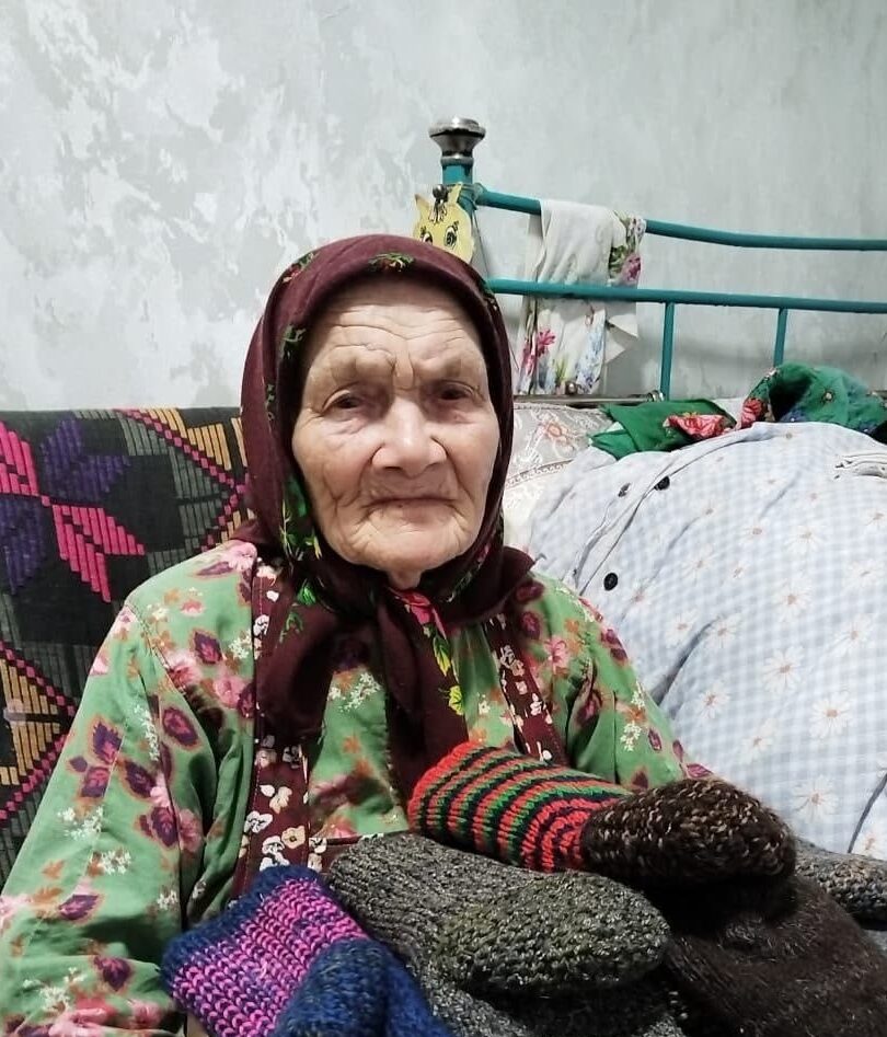 91-летняя мастерица связала 20 пар носков для бойцов СВО