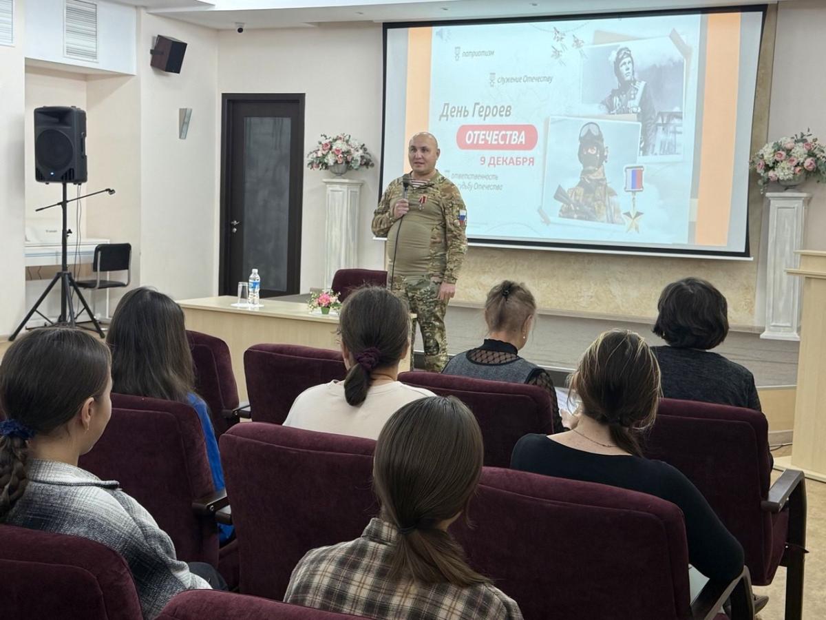 Урок мужества: участник СВО встретился со студентами Чебоксарского медколледжа