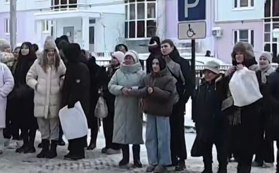 Глава Чувашии Олег Николаев вручил ключи от новых квартир детям-сиротам