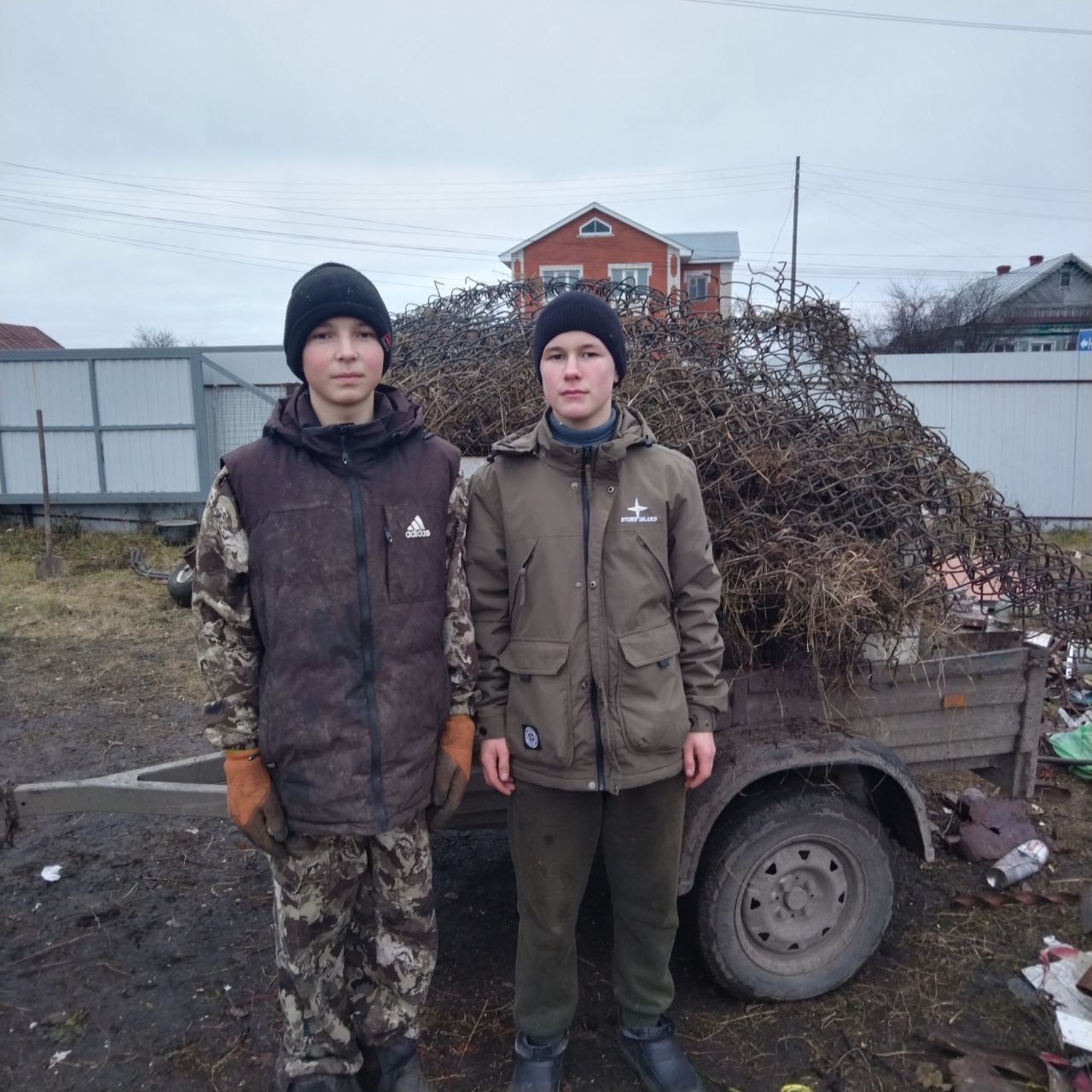 Школьники собрали металлолом и купили сладости для солдат