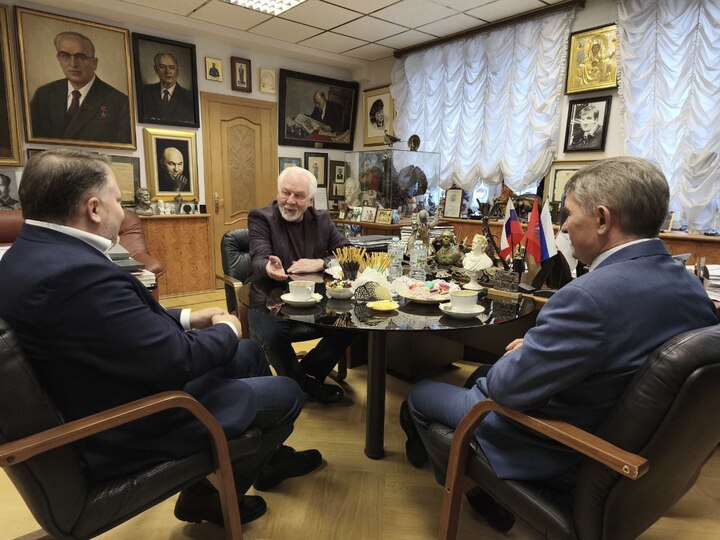 Чай, газеты и цифры: Глава Чувашии обсудил будущее медиа в гостях у «МК»