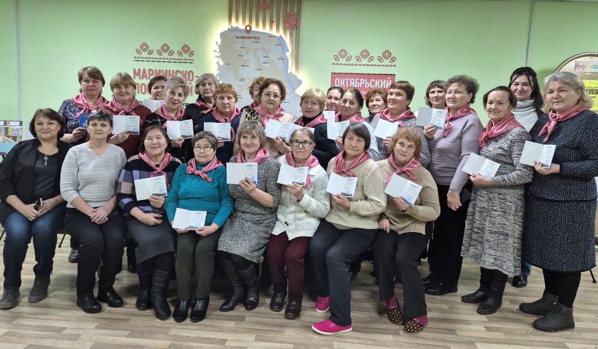 Добровольцы Мариинского Посада получили книжки «серебряных» волонтеров