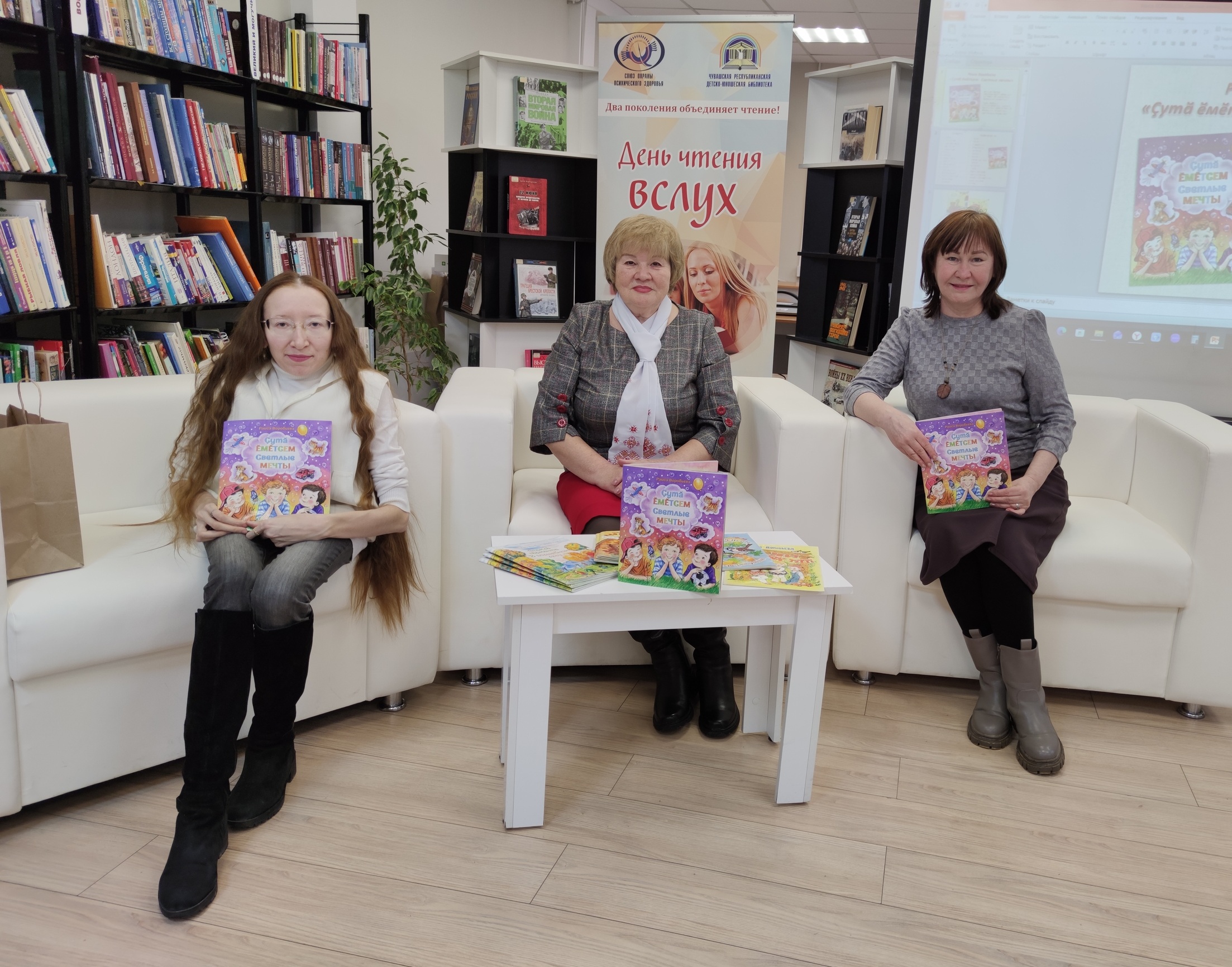 В Чебоксарах прошла презентация книги чувашской поэтессы Раисы Воробьевой