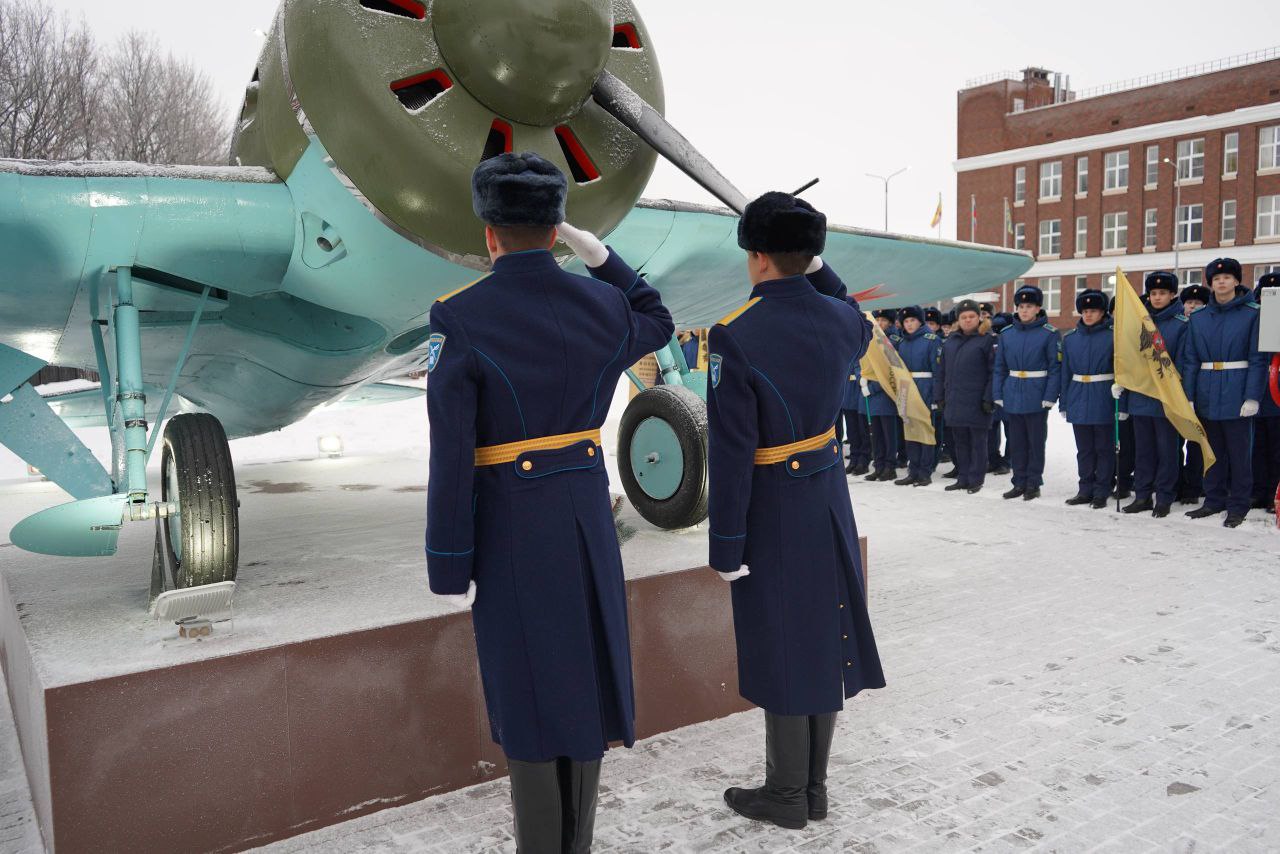 Легендарный истребитель Кочетова установлен в Чувашском кадетском корпусе