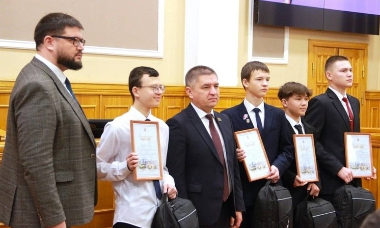 В Чебоксарах вручили благодарности школьникам, помогавшим при эвакуации