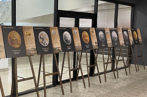 Фотовыставка монет «Петра творенья» представлена в агромаркете «ПЕХЕТ»