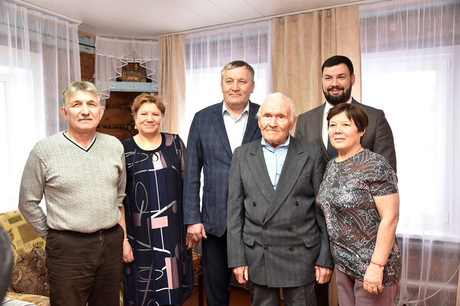 Глава Ибресинского округа поздравил ветерана ВОВ Василия Иванова