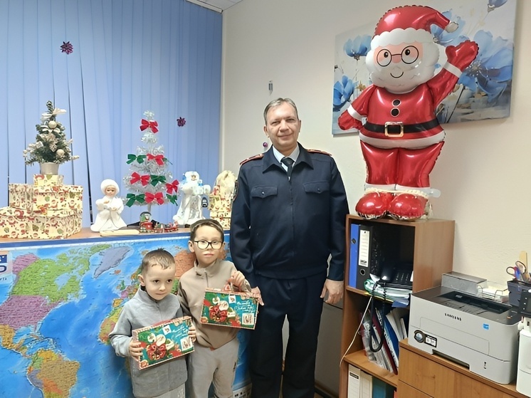 Полицейский Дед Мороз поздравил детей сотрудников транспортной полиции Чебоксар