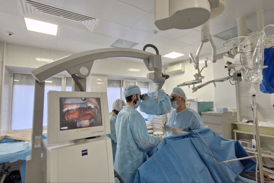 Ежегодно нейрохирурги клинической больницы проводят более 100 операций при новообразованиях