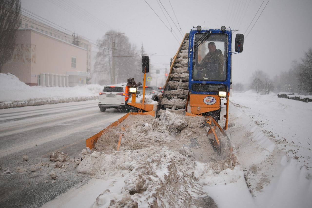 Вчера более 120 единиц техники вышли на уборку Чебоксар