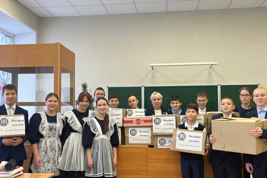 Коллектив Яльчикской школы собрал гумпомощь для участников СВО