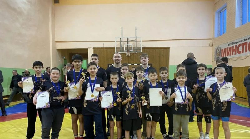 Алатырские борцы завоевали 15 медалей на новогоднем турнире в Мордовии