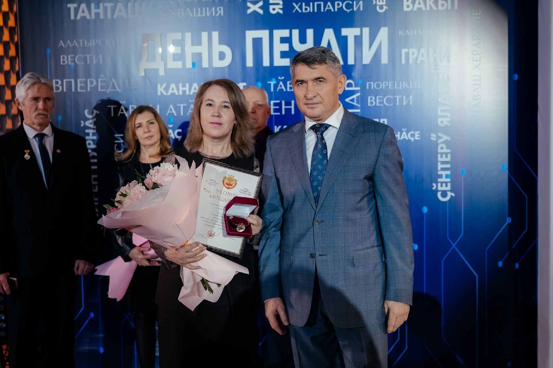 Олег Николаев наградил представителей СМИ за вклад в развитие чувашской журналистики