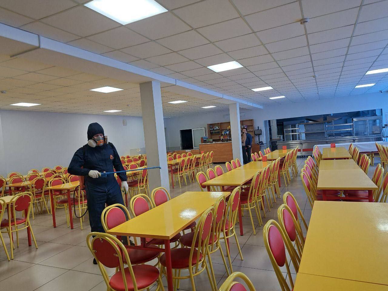 В чебоксарской школе №50 проводится комплексная дезинфекционная обработка